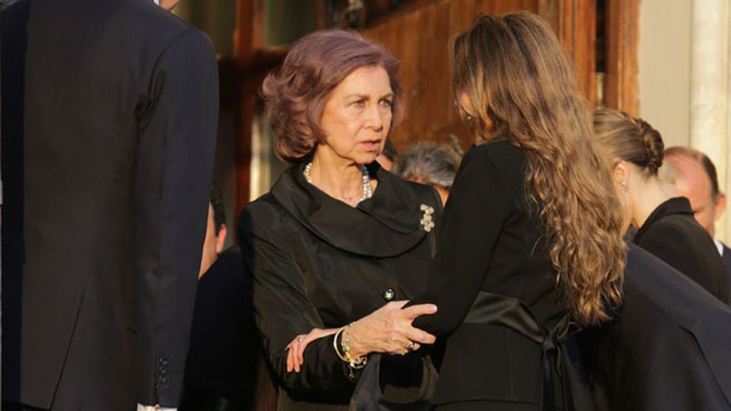 Doña Sofía junto a la viuda de Kardam, Miriam Ungría