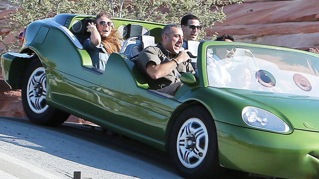 Marc Anthony presume de nueva novia junto a sus hijos en Disneyland
