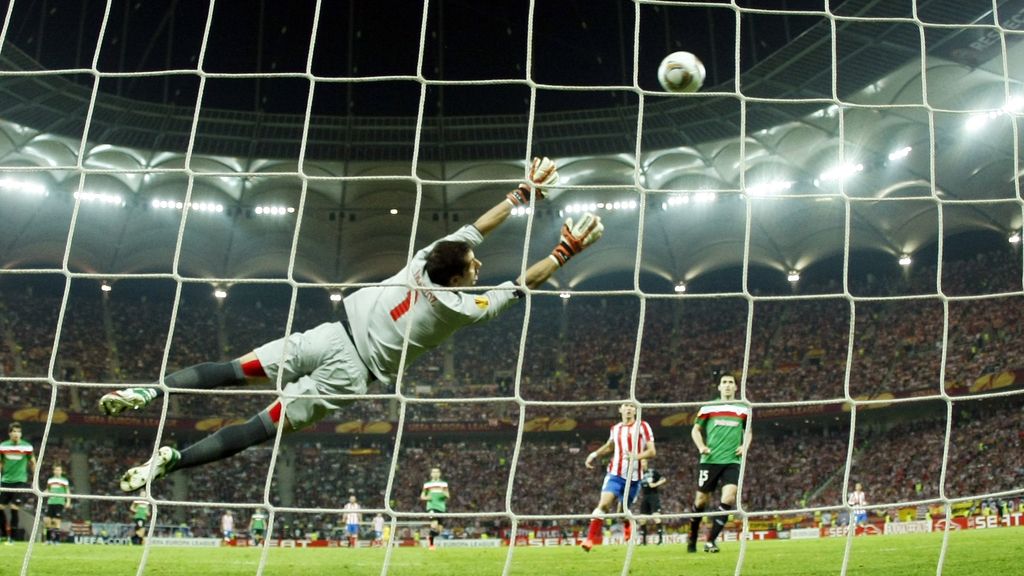 Iraizoz trata de detener un disparo de Falcao sin éxito