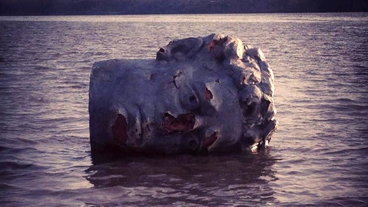 Aparece flotando una cabeza de escultura  de dos metros en un río