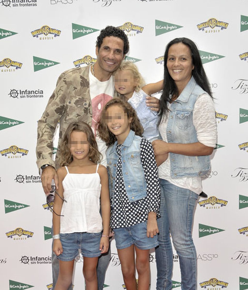 El torero Óscar Higares posó junto a su familia