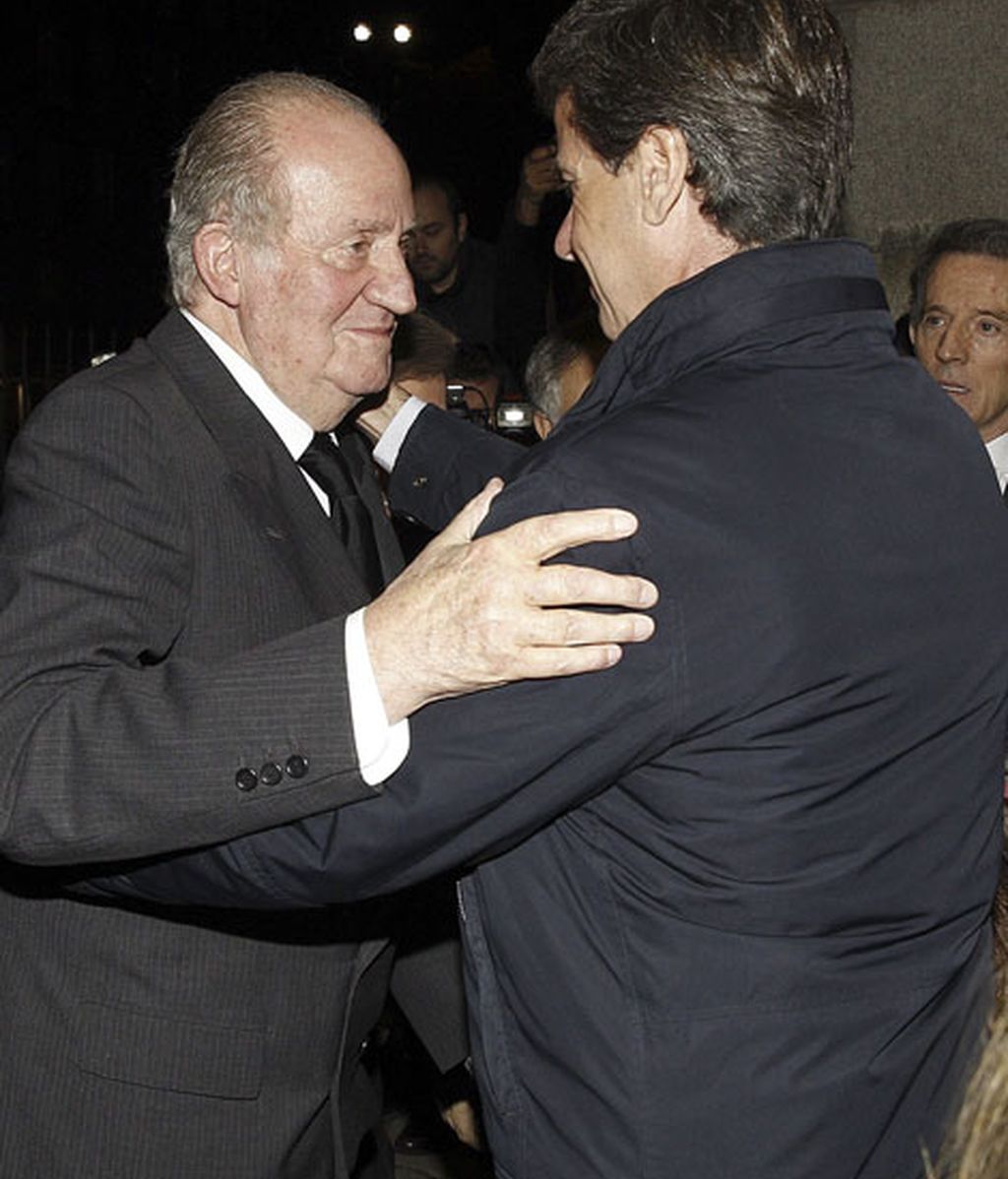El rey Juan Carlos abrazó a Cayetano Martínez de Irujo