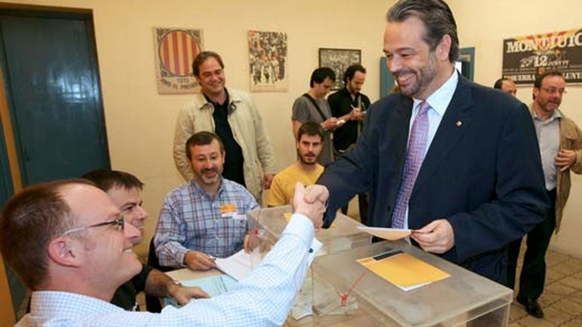 Ernest Benach, el president del Parlament de Catalunya y candidato a la presidencia por ERC Futur, deposita su voto en Reus. Foto: EFE
