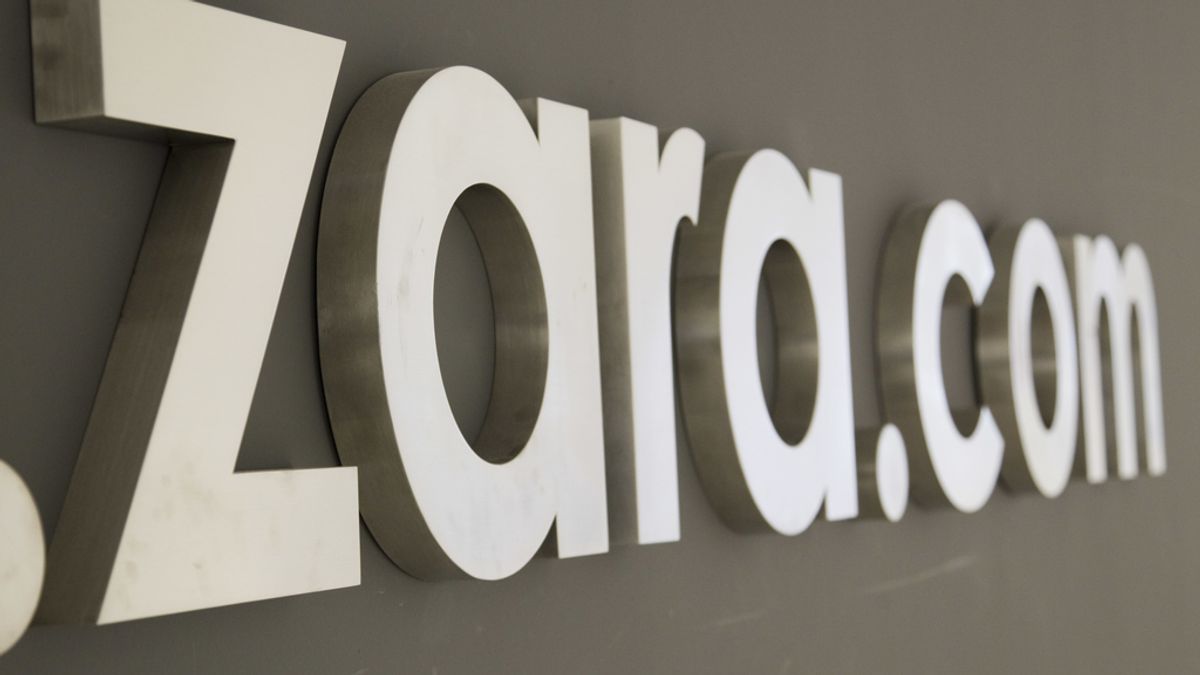 El logo de la página web de Zara en la sede central de Inditex en Arteixo, La Coruña.