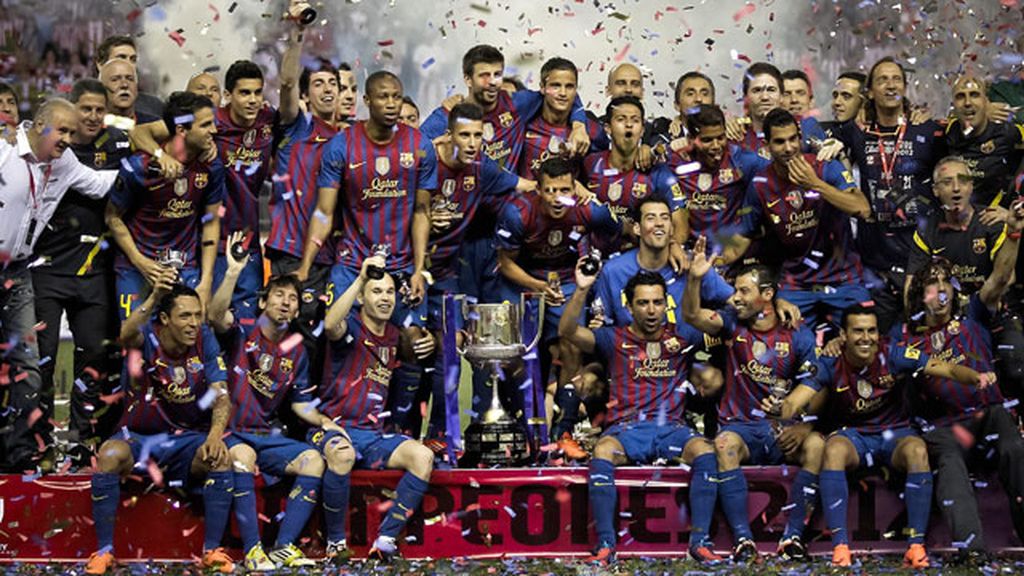 Los jugadores del FC Barcelona celebran su victoria en la final de la Copa del Rey al imponerse al Athletic Club