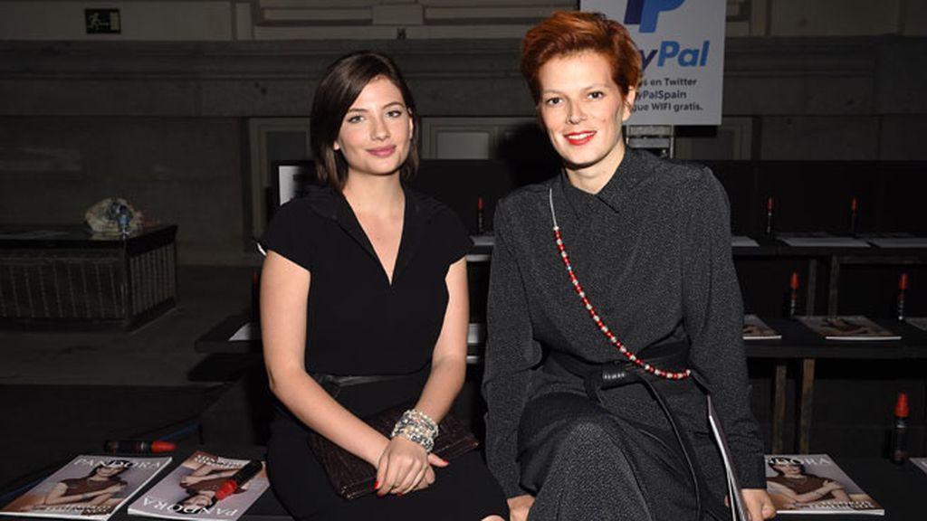 Ambas con distintos tonos de negro, Miriam Giovanelli y Bimba Bosé