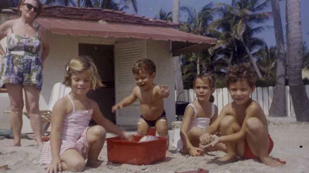 Imágenes del ex presidente John F. Kennedy, su esposa Jacqueline y sus dos hijos