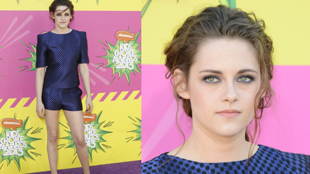 Kristen Stewart posa a su llegada a los 'Kids Choice Awards'