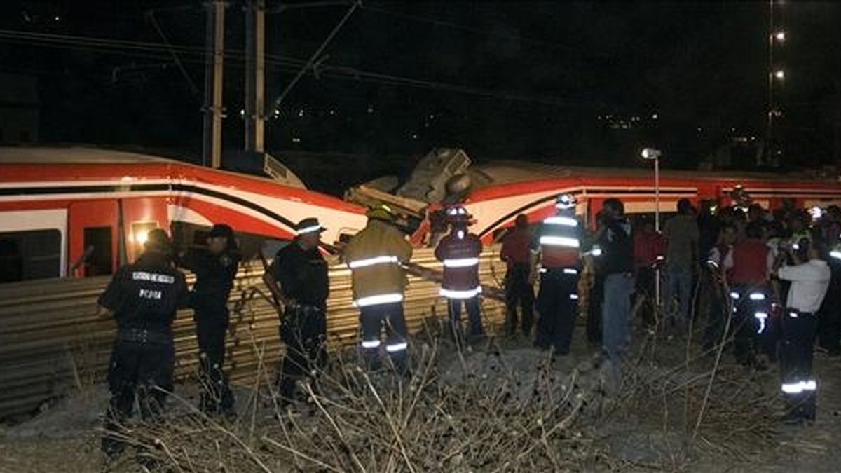 Socorristas evacúan a algunos heridos luego del choque de un convoy del tren suburbano contra otro tren a la altura del municipio de Tlalnepantla (México). EFE