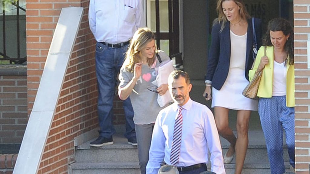 La Familia Real ha saludado a los periodistas desde el coche