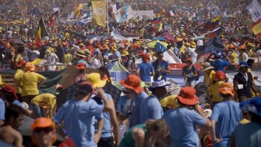 Miles de peregrinos esperando al Papa en Cuatro Vientos
