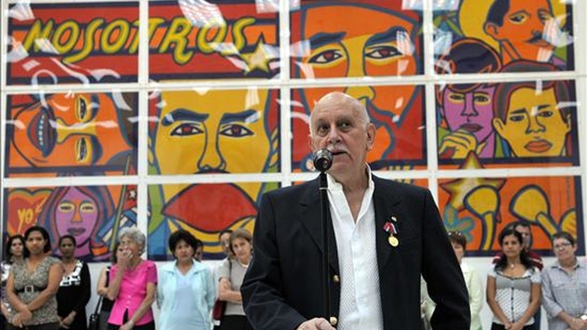 El artista plástico paraguayo Carlos Colombino, en la Casa de las Américas de La Habana, donde el Consejo de Estado de Cuba le otorgó la medalla "Haydee Santamaría" como un reconocimiento por la obra de toda su vida. EFE