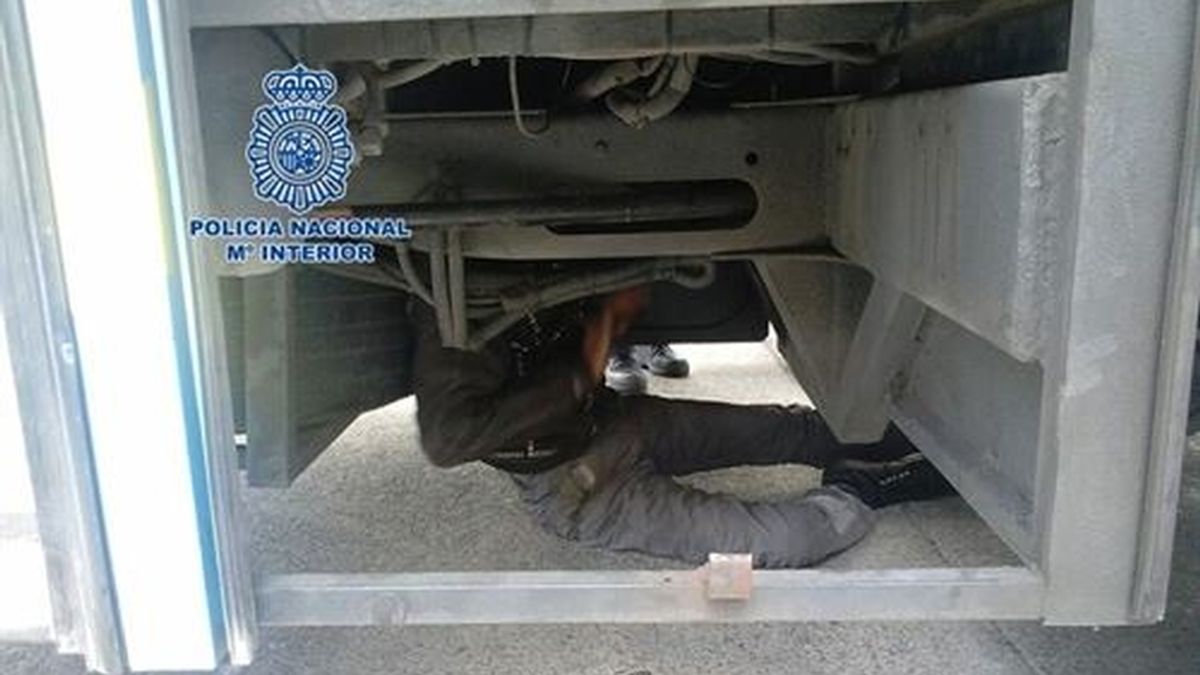 Localizado un inmigrante oculto en los bajos de un camión que llegó al Puerto de Motril