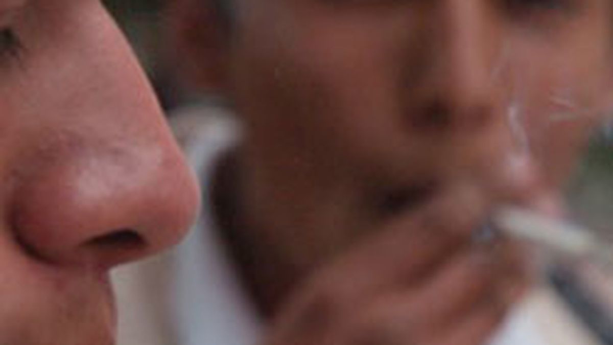 Desde el 2 de enero, quedaba prohibido fumar en lugares públicos. Vídeo: Informativos Telecinco
