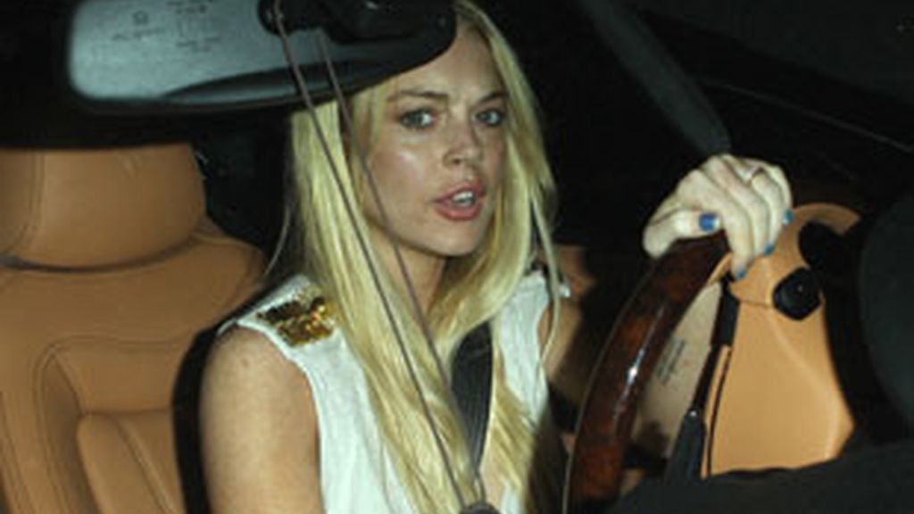 Lindsay Lohan conduciendo en West Hollywood (Los Ángeles) a finales de agosto. Foto: Gtres Lindsay Lohan conduciendo en West Hollywood (Los Ángeles) a finales de agosto. Foto: Gtres