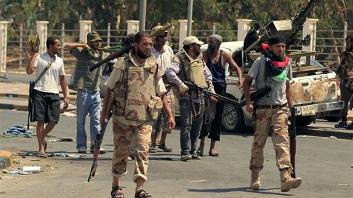 Los rebeldes ocupan Trípoli mientras buscan donde se esconde el líder libio Muammar Gadafi.