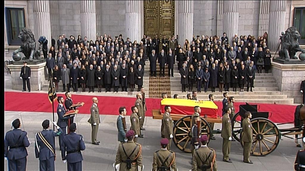 El féretro de Adolfo Suárez es trasladado entre honores militares