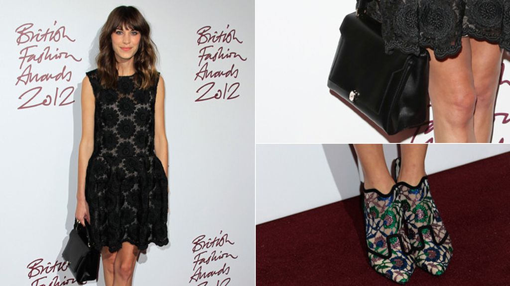 Alexa Chung combinó un sencillo vestido de encaje con unos zapatos coloridos