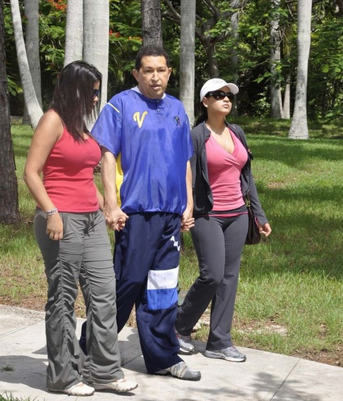 Hugo Chávez pasea con sus hijas en Cuba, dias después de conocerse que tuvo que ser operado por un tumor en La Habana.
