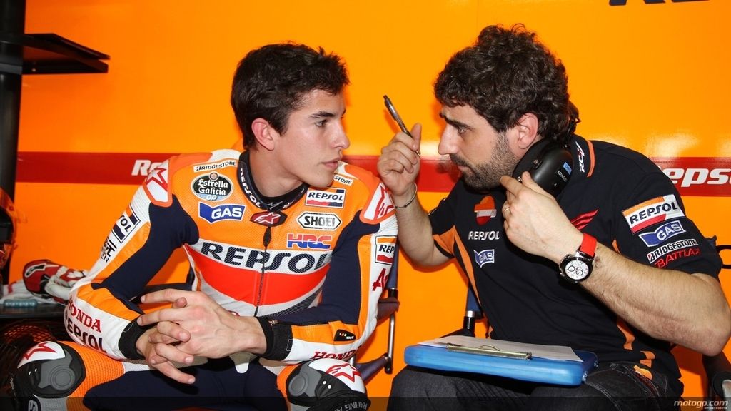 Márquez comparte sus sensaciones con su equipo de Honda
