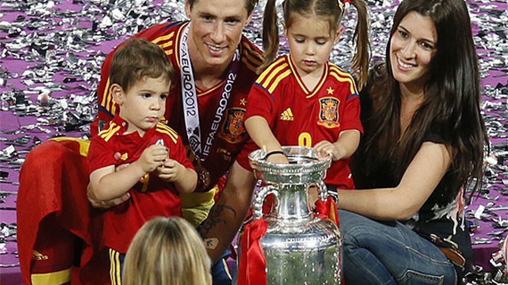 Fernando Torres con su mujer, Olalla, y sus dos hijos, Nora y Leo