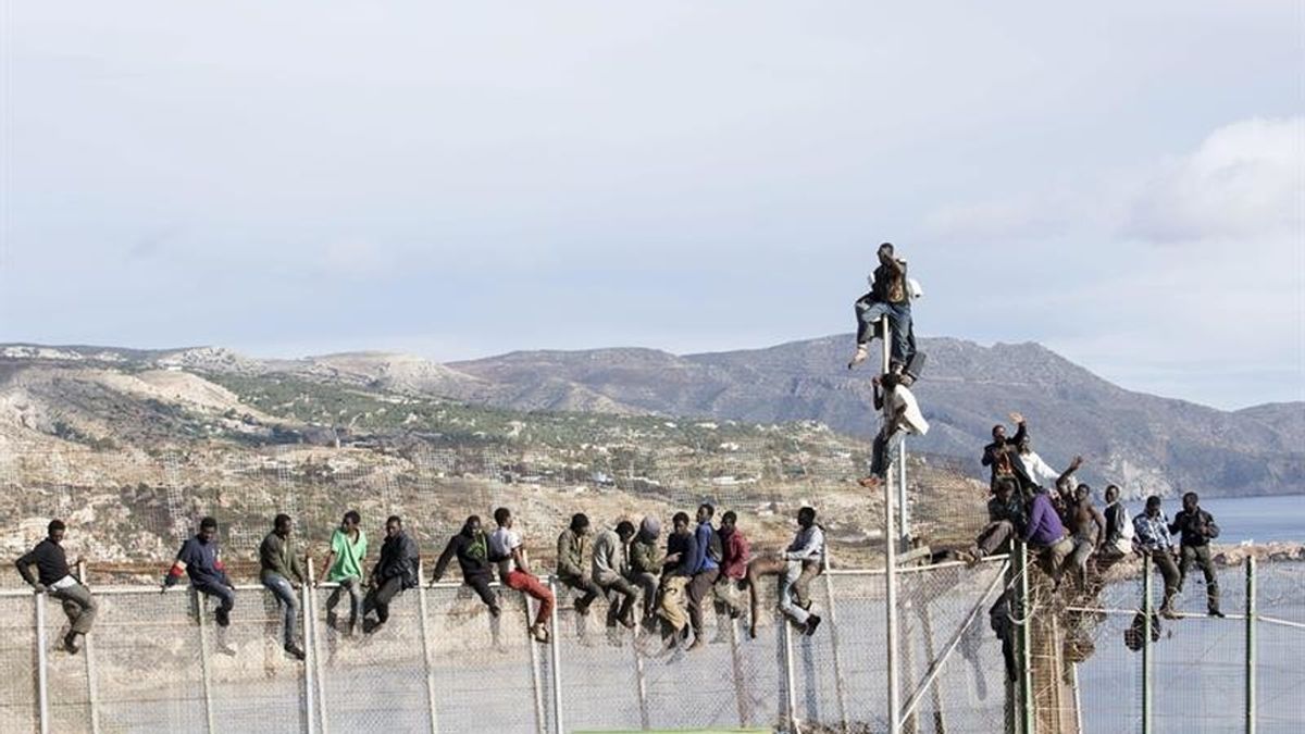 Un grupo de inmigrantes se queda encaramado en la valla de Melilla