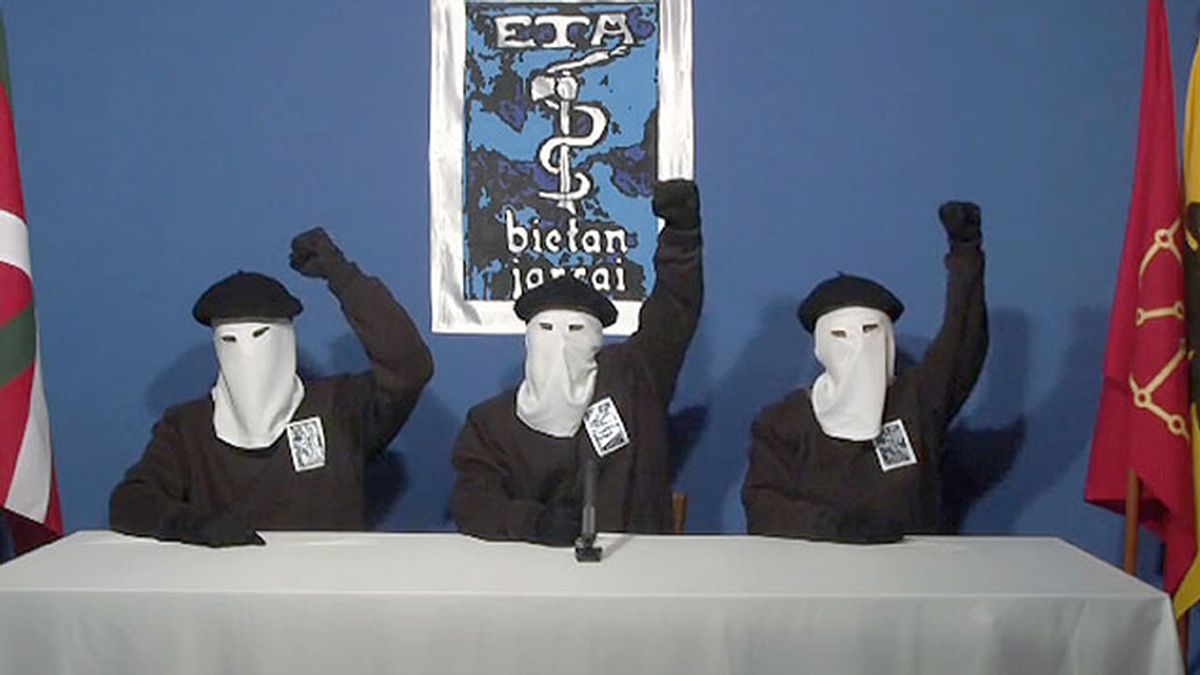 Foto de archivo de tres miembros de ETA anunciando el cese de la violencia