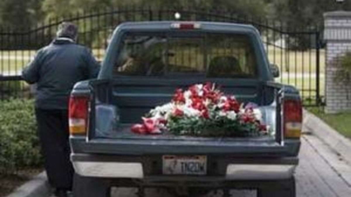 La familia Travolta no ha parado de recibir muestras de cariño en su casa de Ocala. Foto: AP