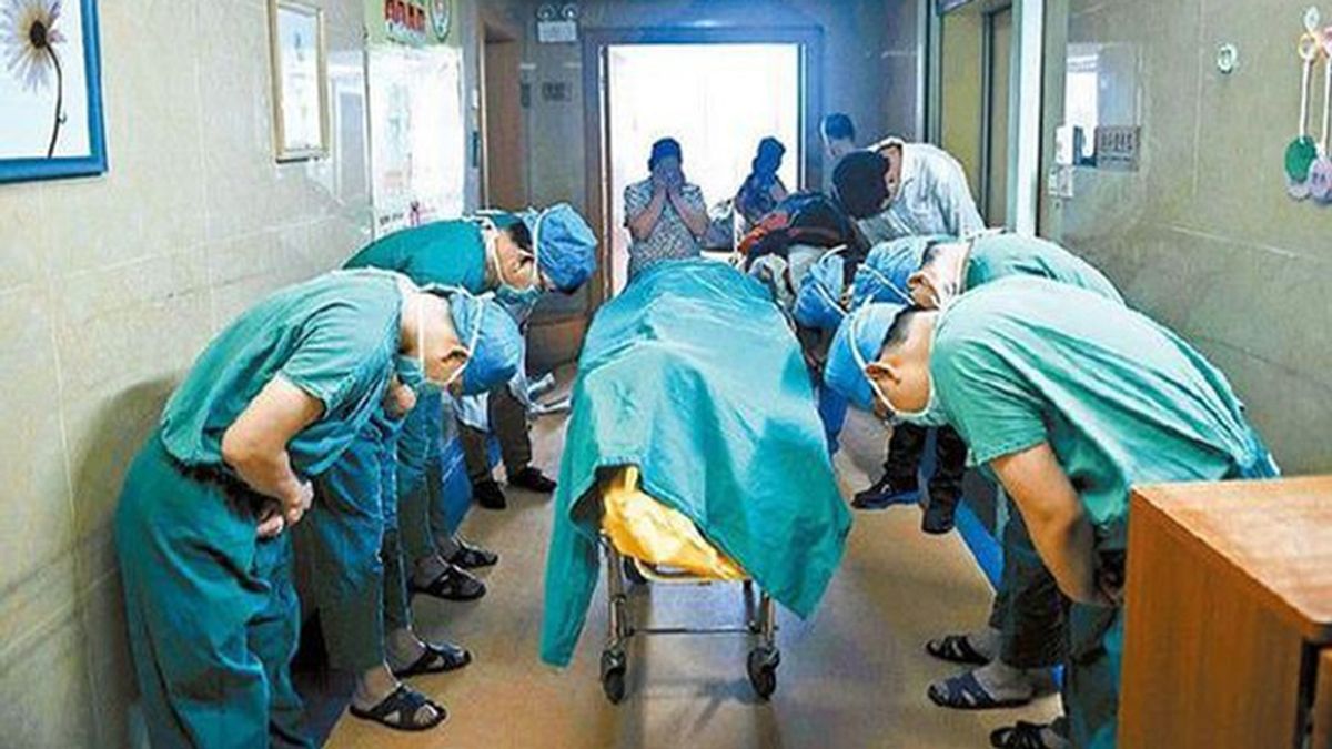 Médicos chinos se inclinan ante el cuerpo de un niño de 11 años que ha donado sus órganos