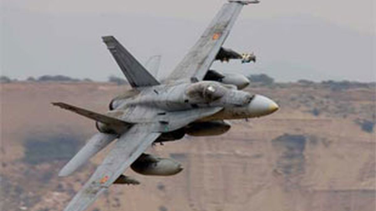 Un avión F-18 sobrevolando el campo de tiro militar de las Bárdenas Reales. Vídeo: ATLAS