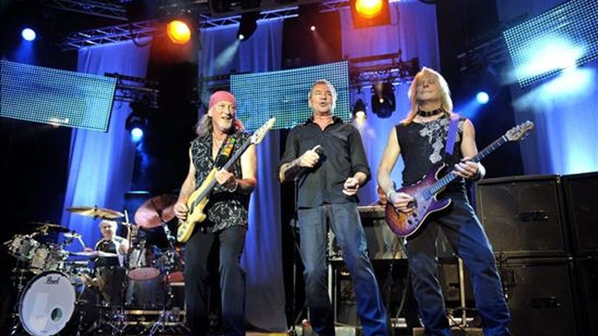 Ian Gillan (c), Roger David Glover (i) y Steven J. Morse (d), de la banda británica Deep Purple, en un concierto, en el escenario principal del Caribana Openair Festival en Crans-sur-Nyon (Suiza). EFE/Archivo