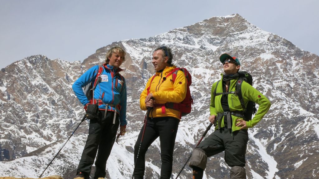 José Coronado y su hijo exploran el Tíbet nepalí de la mano de Jesús Calleja