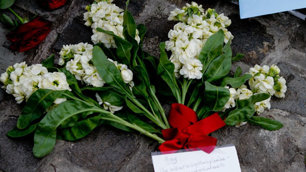 Los fans despiden con flores a Amy Winehouse