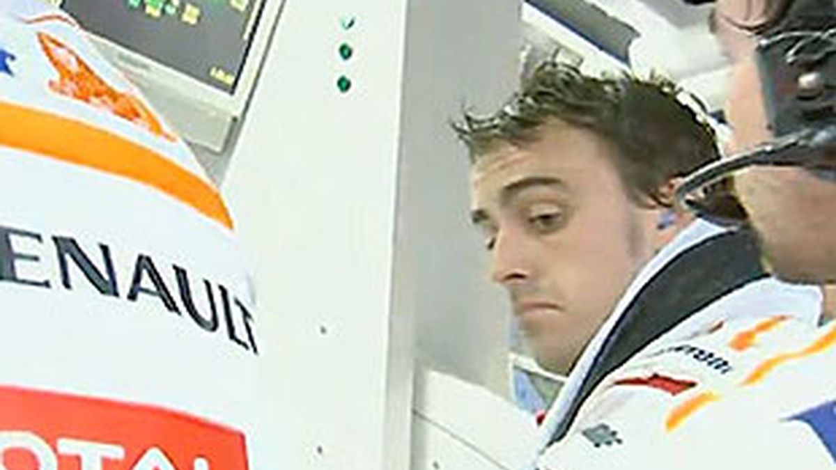 Alonso, en el muro de la recta de meta, poco antes de que se suspendiera la carrera.
