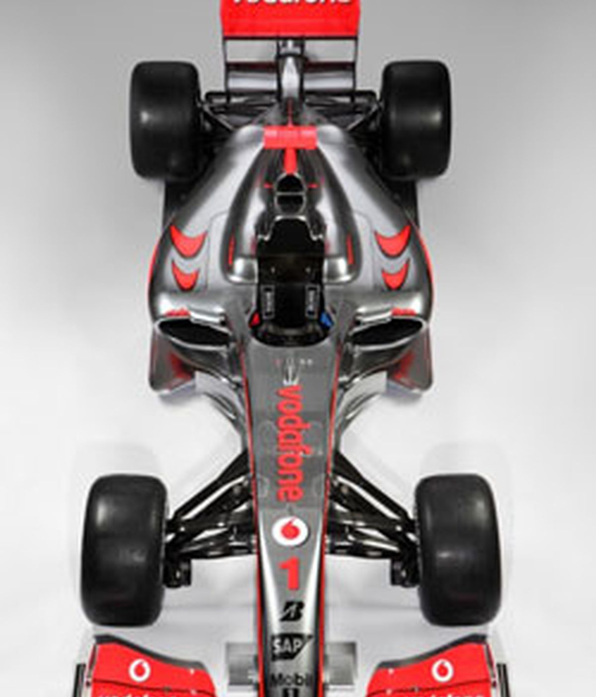 El piloto español Pedro Martínez de la Rosa ha realizado los primeros giros en el nuevo McLaren MP4-24 en el Autódromo de Algarve en Portugal.
