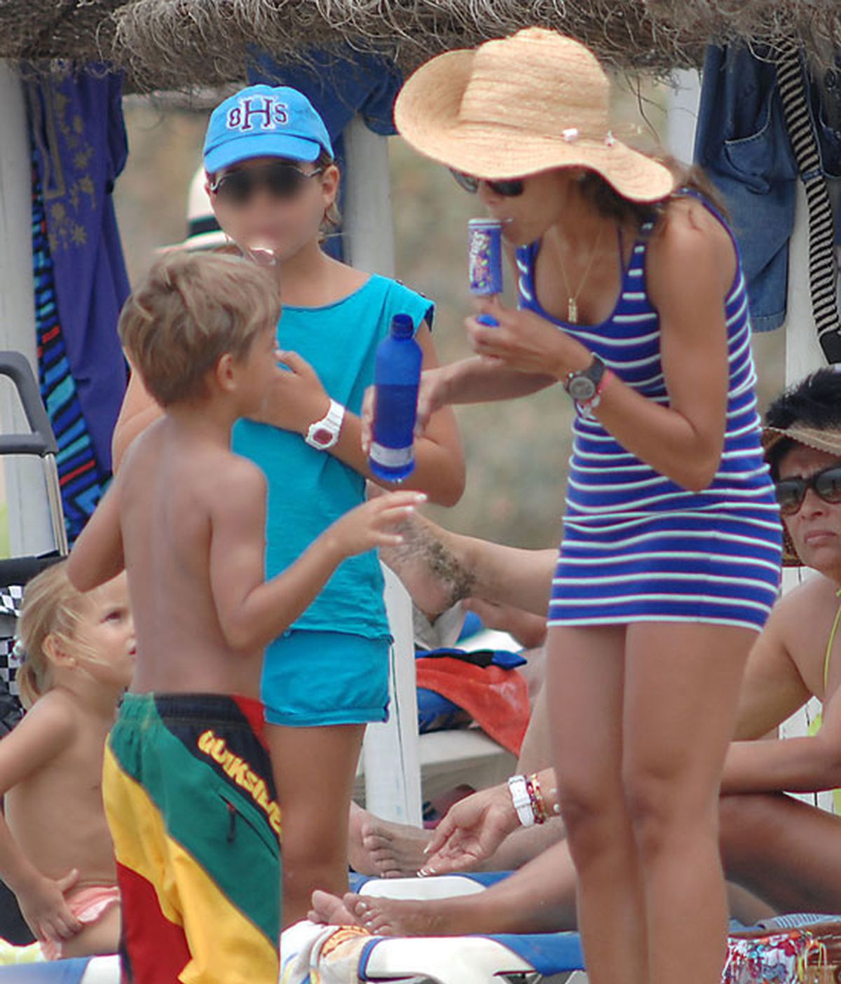 La familia de 'El Cordobés' disfruta de un día de playa en Marbella