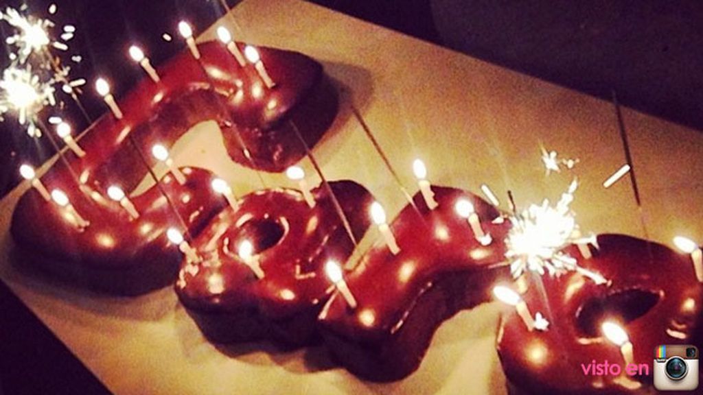 Delevingne sopló las velas con una tarta personalizada