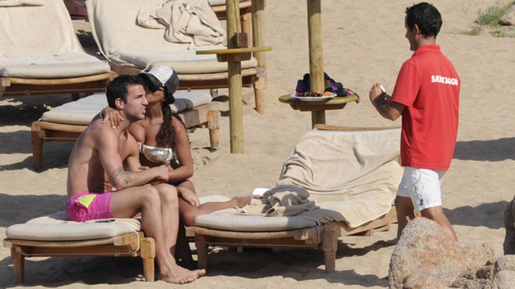 Cesc y Daniella, playa y compras en Cerdeña