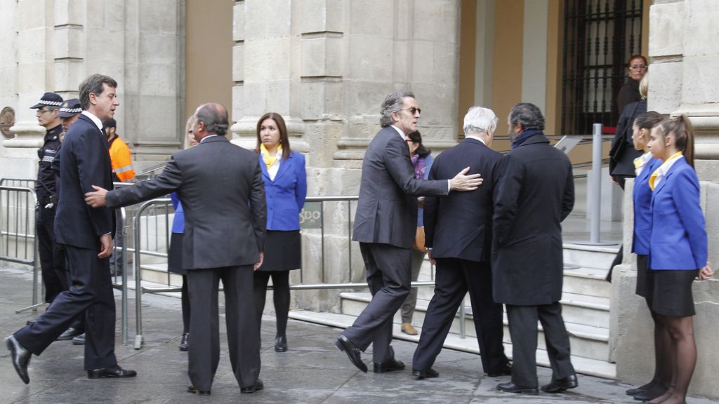 Alfonso Díez y Cayetano Martínez de Irujo llegan a la capilla ardiente