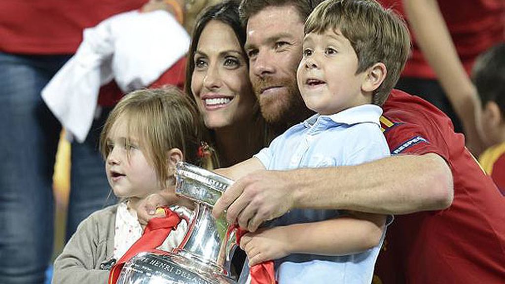 Xavi Alonso con sus hijos, Jon y Anne y su mujer, Nagore Aramburu