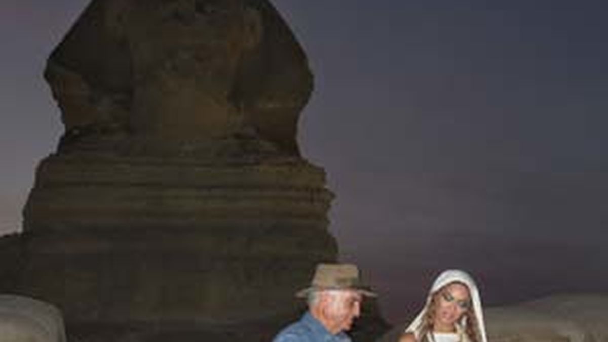 Beyoncé, vestida de blancoy con el cabello cubieto, junto a Zahi Hawass, durante una visita a las pirámides de Guiza. Foto:Consejo Supremo de Antiguedades de Egipto