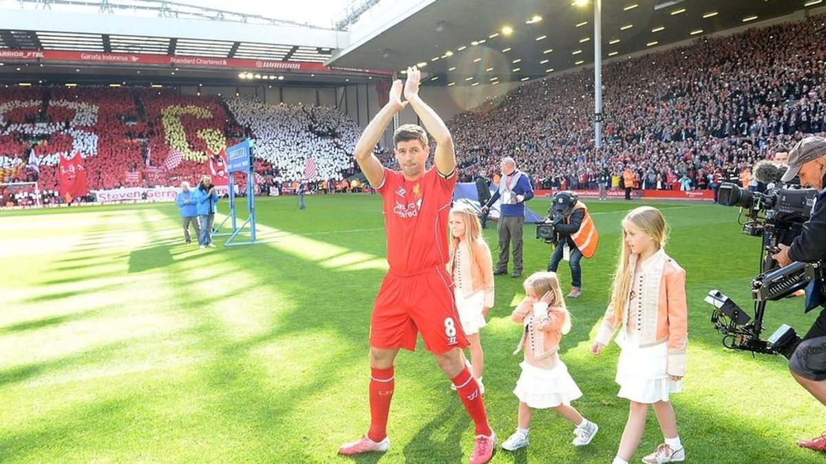 Gerrard es homenajeado en su último partido