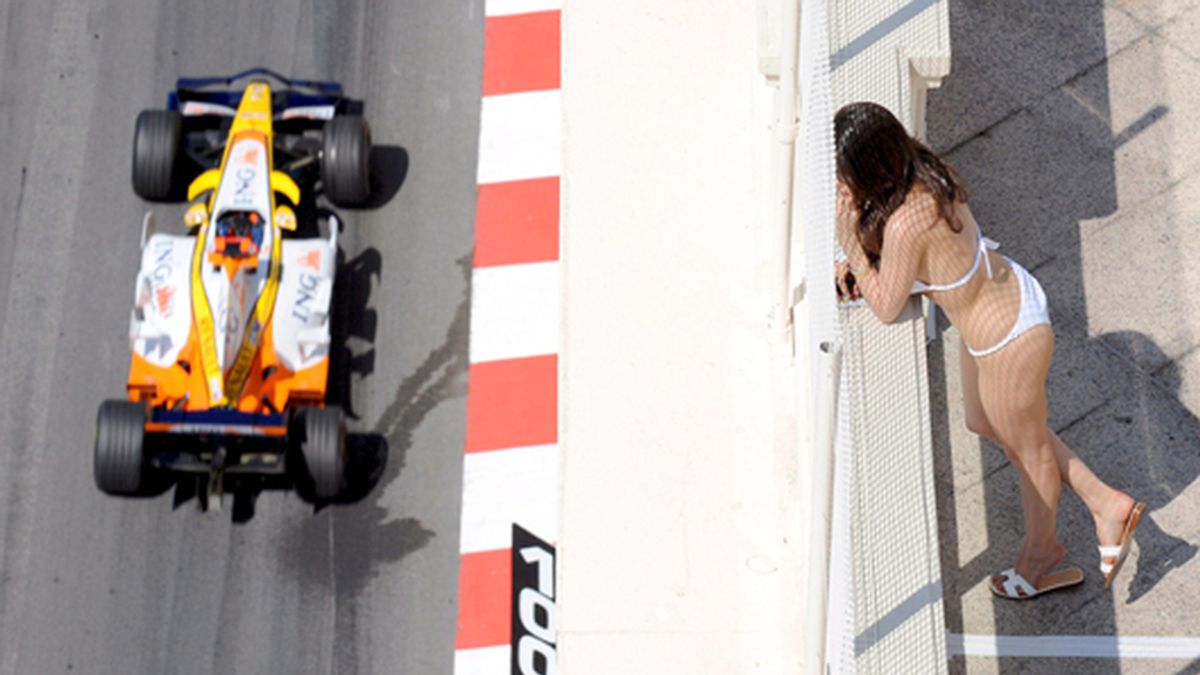 Alonso, observado desde las alturas. FOTO: EFE.