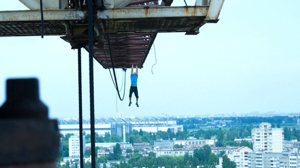 El Spiderman humano observa el mundo desde las alturas
