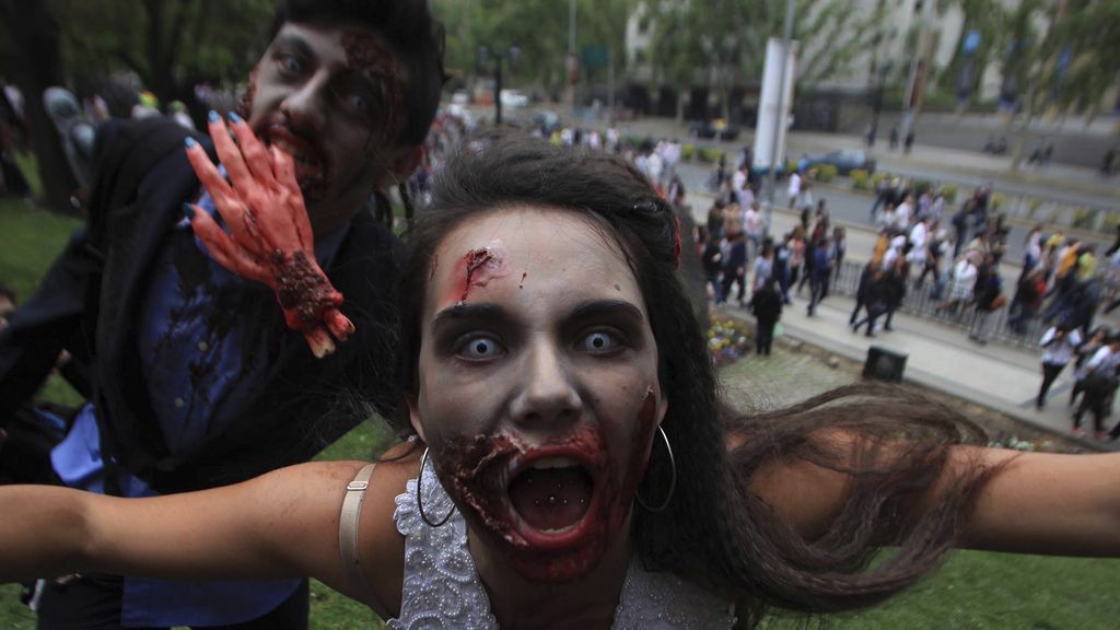 Cientos de personas participan en el "Zombie Walk" en el centro de Santiago de Chile Cientos de personas participan en el "Zombie Walk" en el centro de Santiago de Chile