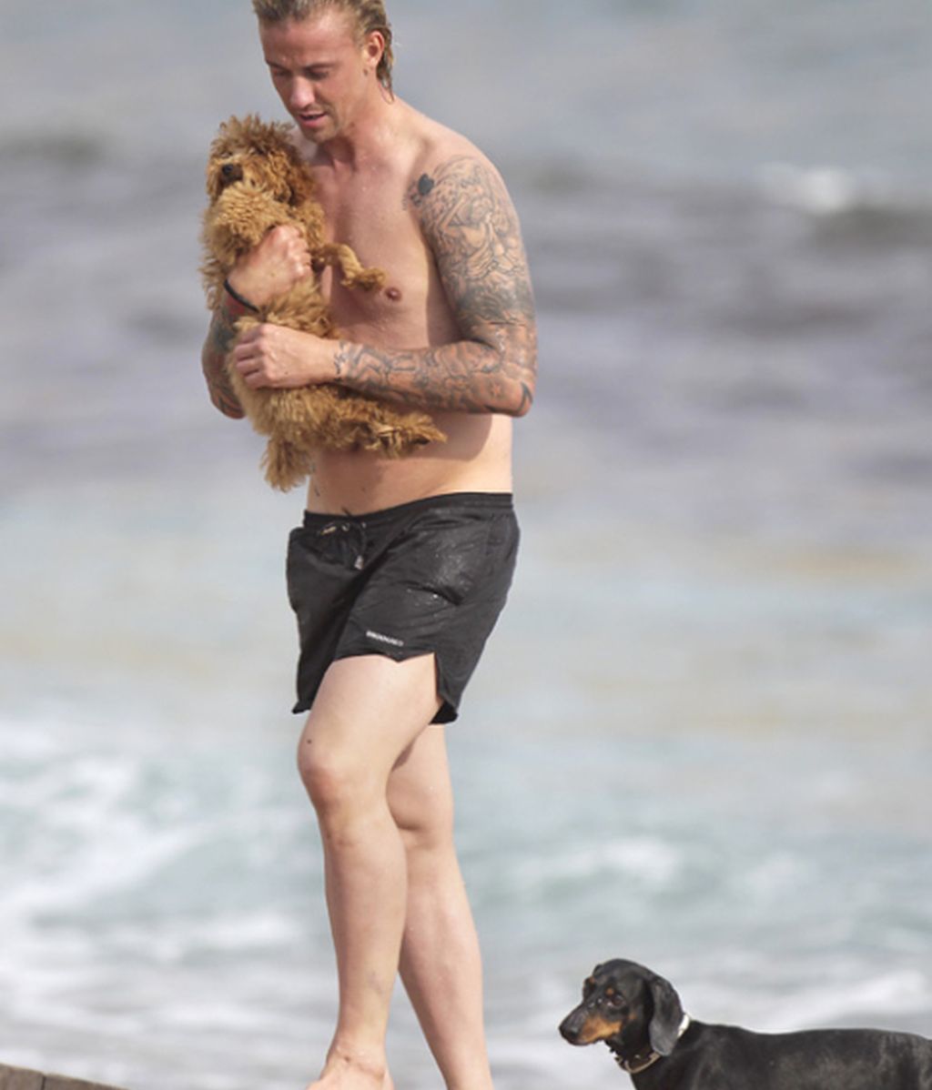 Guti, en Ibiza sin Romina, se vuelca en un peludo amigo