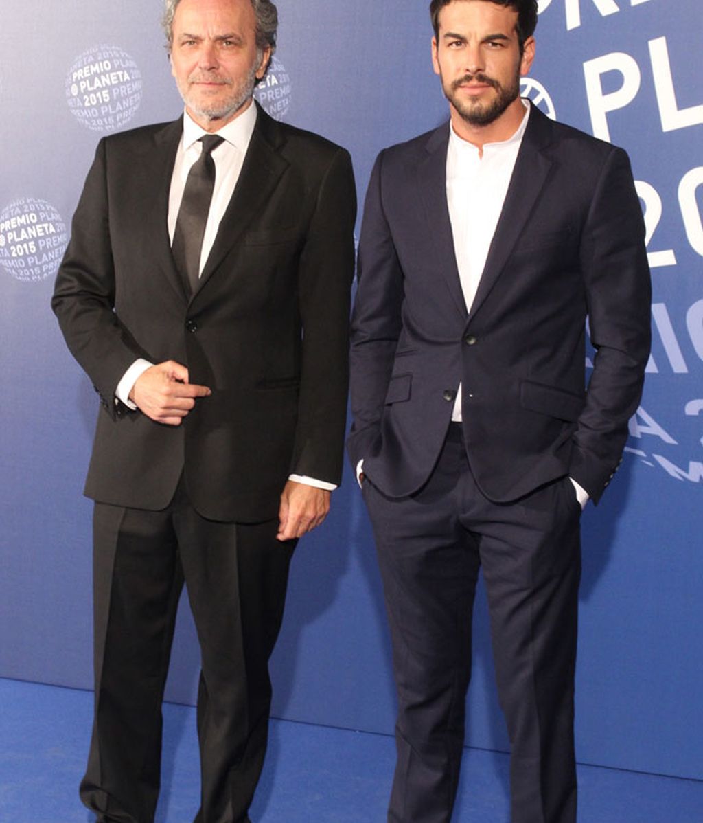 Mario Casas sin corbata y José Coronado con, pero ambos elegantes y trajeados