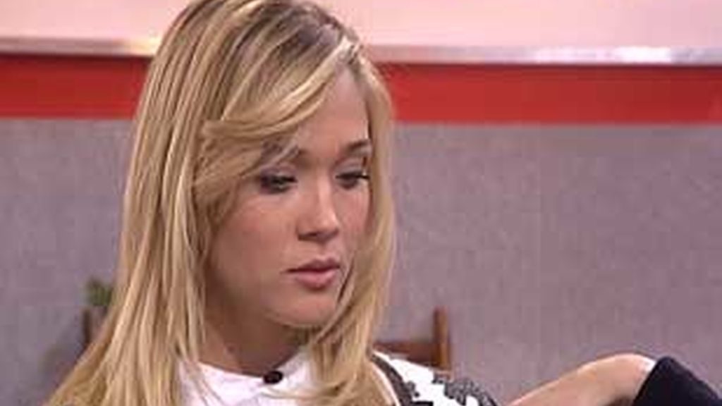 Noelia enseña orgullosa su anillo de pedida Noelia enseña orgullosa su anillo de pedida