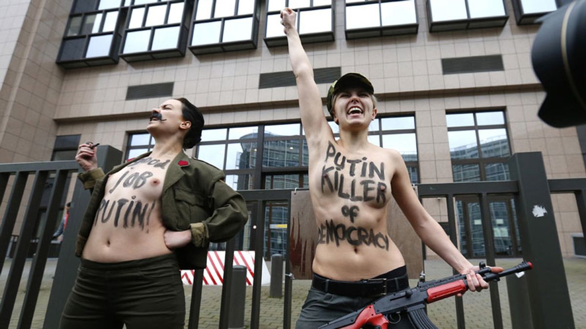 Las Femen protestan contra Putin en Bruselas