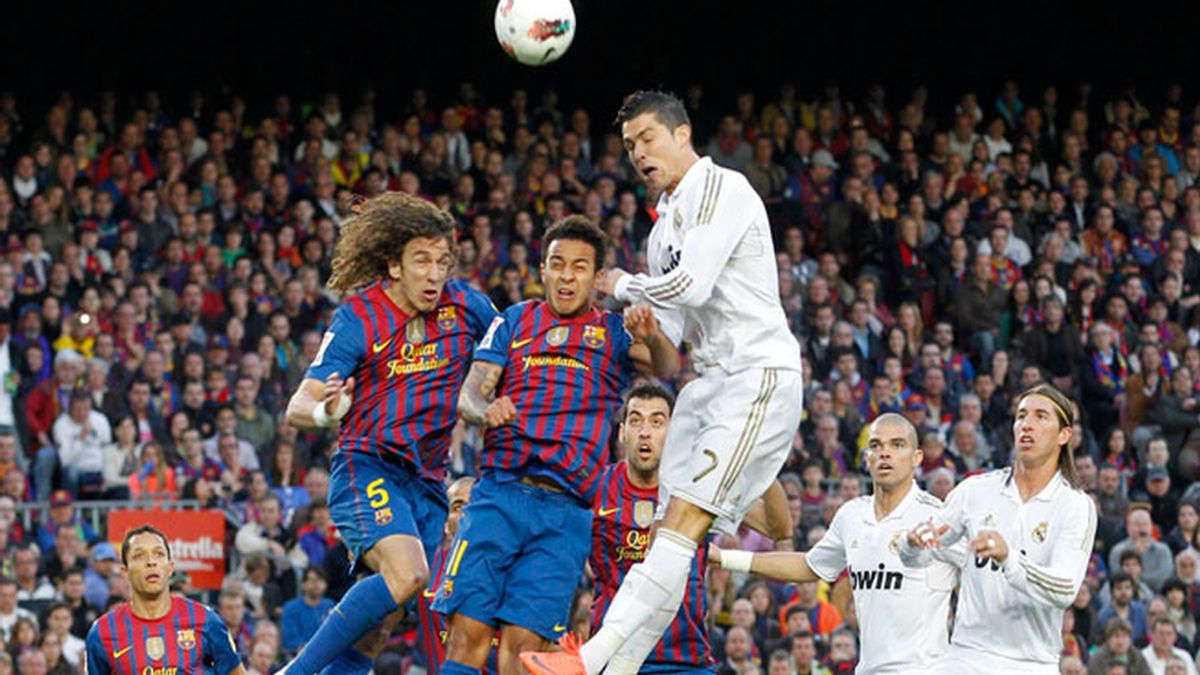 Ronaldo disputa un balón a Puyol y a Alcántara